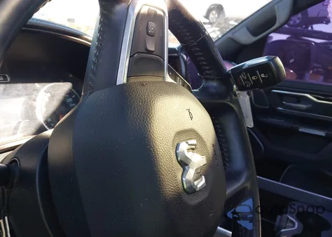 2021 Ram 1500 Laramie 4X4 5'7 Box z USA, uszkodzony, nr VIN 1C6SRFJTXMN600468